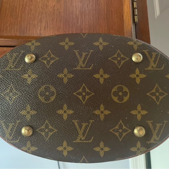 NOT FOR SALE - Louis Vuitton Monogram Bucket
Bag PM with pouch & LV key chain. - Picture 15 of 16